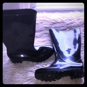 Wide calves all black comfortable rain boots !!